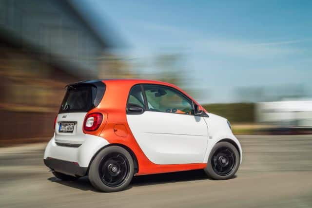 Smart Fortwo turuncu ve beyaz arka üç çeyrek görünüm