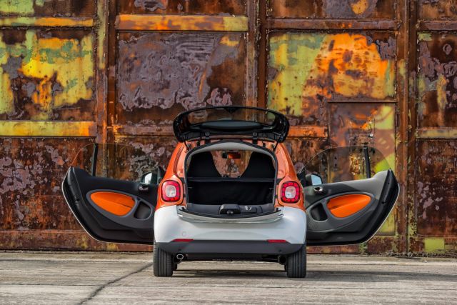 Smart Fortwo açık kapılar ve bagaj kapağı