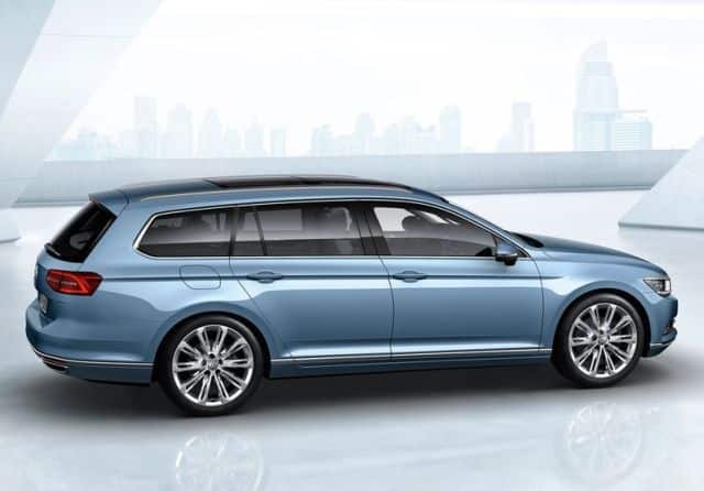 Açık mavi Passat Variant arka yan görünüm