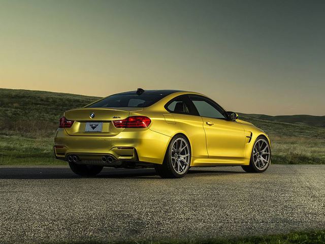 BMW M4 arka ve yan görünüm