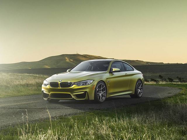 BMW M4 önden üç çeyrek görünüm
