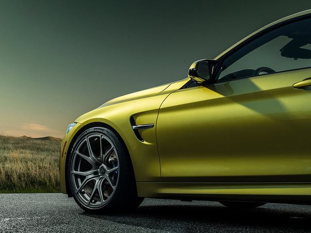 BMW M4 ön jant ve çamurluk ayrıntısı