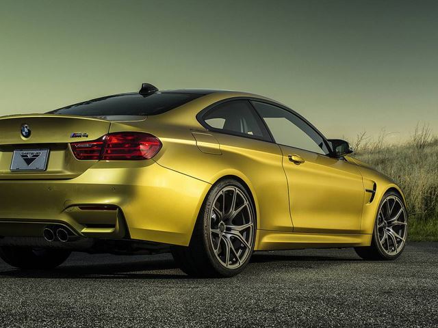 Austin Yellow BMW M4 arka üç çeyrek görünüm