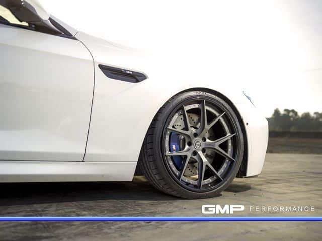 BMW M6 ön jant ve yan hava çıkışı yakın planı