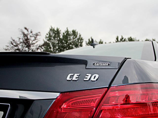 Carlsson CE 30 bagaj spoyleri ve rozet detayı