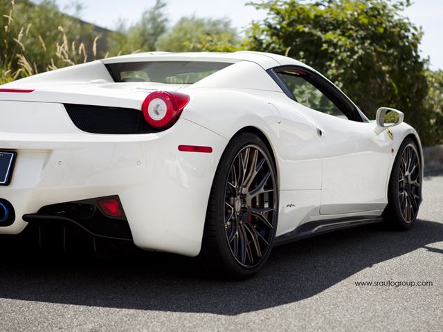 Ferrari 458 Spider Rosso kırmızı iç mekân