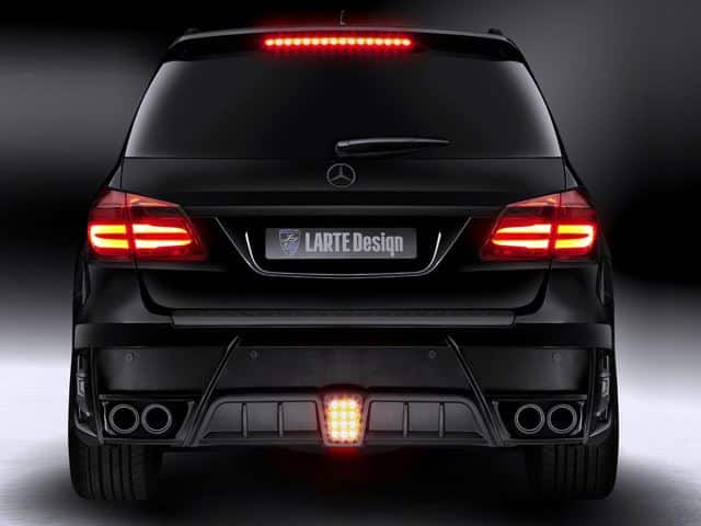 Mercedes GL Black Crystal arka tampon ve dört egzoz çıkışı