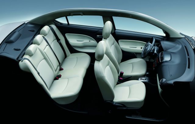 Mitsubishi Attrage açık renk koltuklu kabin