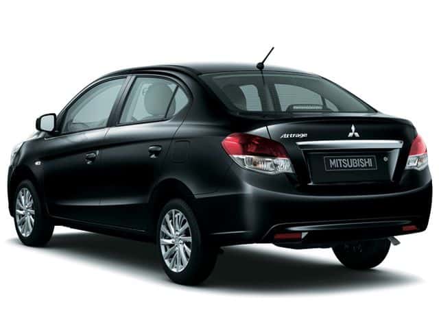 Mitsubishi Attrage siyah gövde arkadan üç çeyrek görünüm
