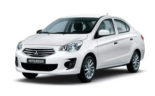 Beyaz Mitsubishi Attrage önden üç çeyrek görünüm