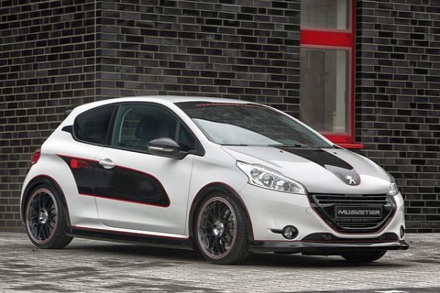 Peugeot 208 EnGarde siyah yan grafikler ve kırmızı şeritler