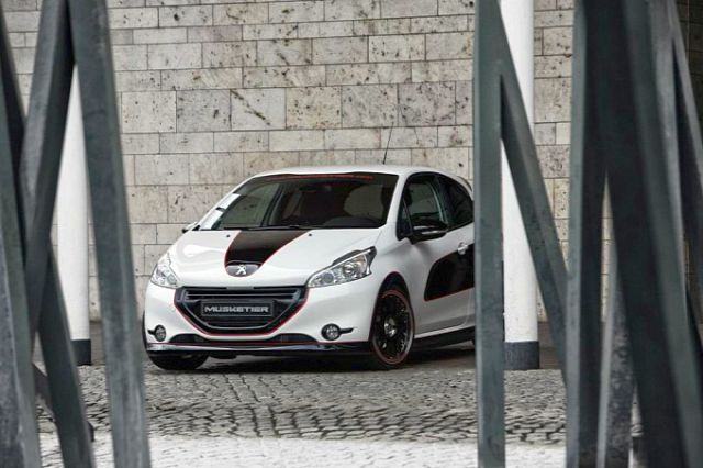Peugeot 208 Musketier EnGarde önden üç çeyrek görünüm