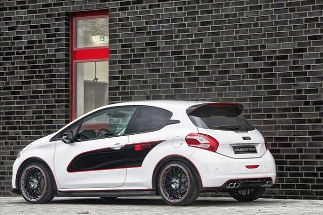 Musketier Peugeot 208 EnGarde arka üç çeyrek görünüm ve dört egzoz çıkışı