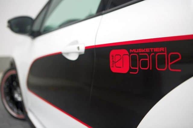 Peugeot 208 EnGarde yan kapı grafiği yakın görünüm
