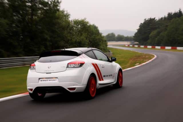 Megane RS 275 Trophy R pistte arkadan görünüm