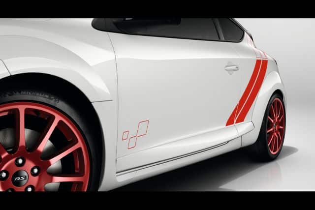 Megane RS 275 Trophy R kırmızı grafik ve jant detayı