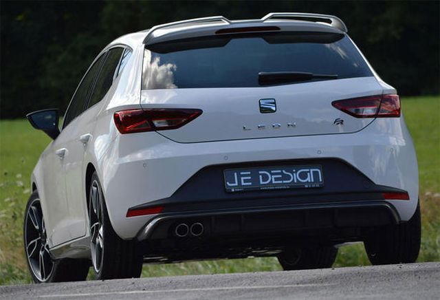 Beyaz Seat Leon FR arka görünüm ve çift egzoz çıkışı