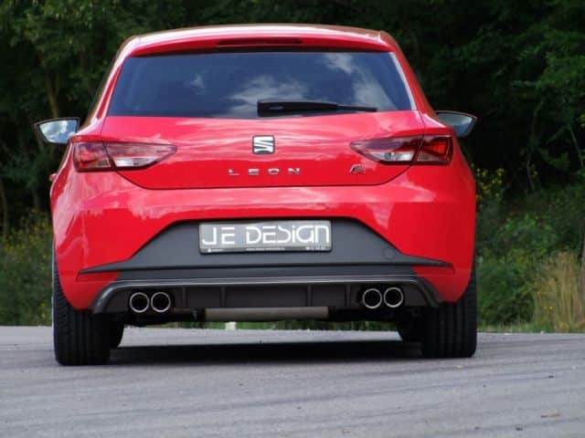 Kırmızı beş kapılı Seat Leon FR arka görünüm