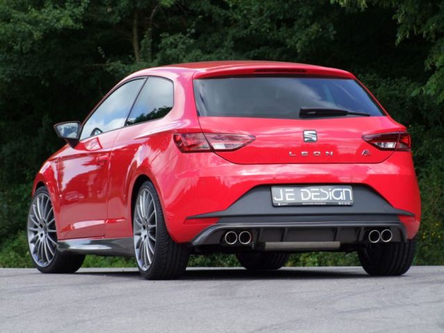 Kırmızı Seat Leon SC FR arkadan üç çeyrek görünüm