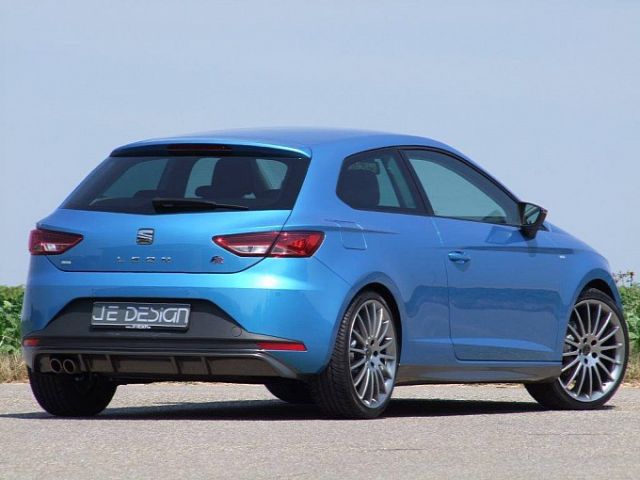 Mavi Seat Leon SC FR JE Design arkadan üç çeyrek görünüm
