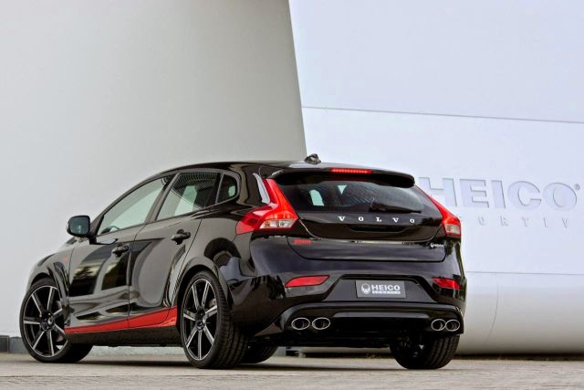 Siyah HEICO SPORTIV Volvo V40 arka görünüm ve dört egzoz çıkışı