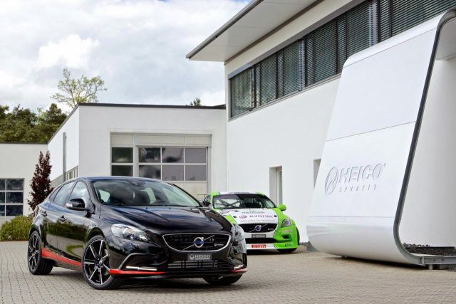 Volvo V40 Pirelli önden üç çeyrek görünüm ve kırmızı gövde ayrıntıları