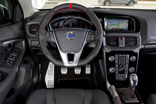 Volvo V40 özel seri iç mekânı kırmızı işaretli direksiyon ve metal pedallar