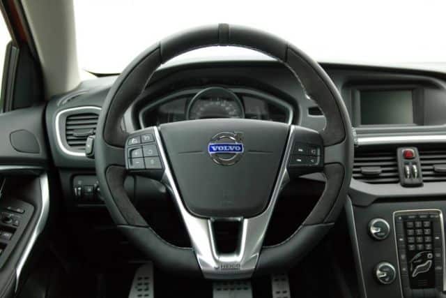 HEICO SPORTIV Volvo V40 direksiyon ve ön konsol görünümü