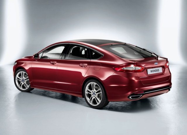 2015 Ford Mondeo Hatchback arkadan üç çeyrek görünümü