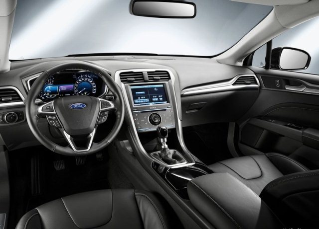 Mondeo hibrit sedan kokpit ve orta konsol görünümü