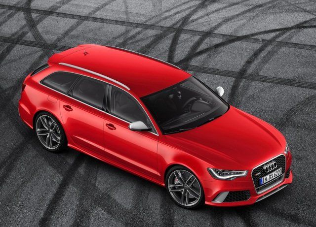 Kırmızı Audi RS6 Avant üstten ön üç çeyrek görünümü
