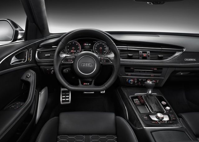 Audi RS6 Avant sürücü kokpiti