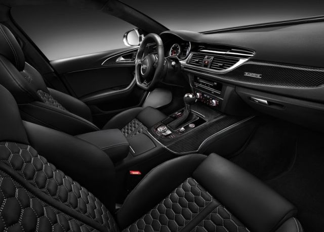 Audi RS6 Avant ön koltukları ve karbon kaplamalı kabini