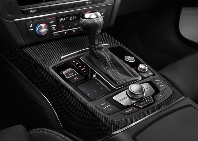 Audi RS6 Avant tiptronic vites kolu ve MMI kumandaları