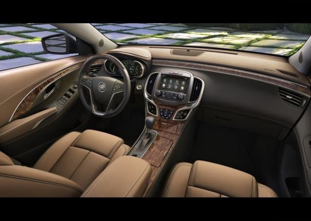 Buick LaCrosse deri ve ahşap kaplamalı kabini