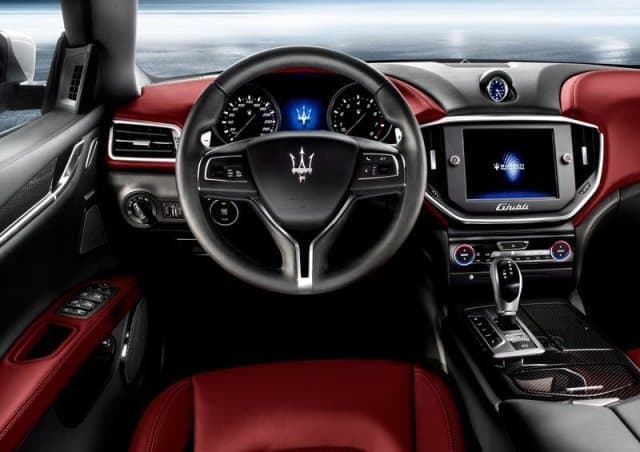 Maserati Ghibli kokpiti ve orta konsolu