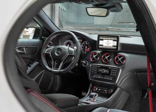 Mercedes-Benz A 45 AMG gösterge paneli ve direksiyon