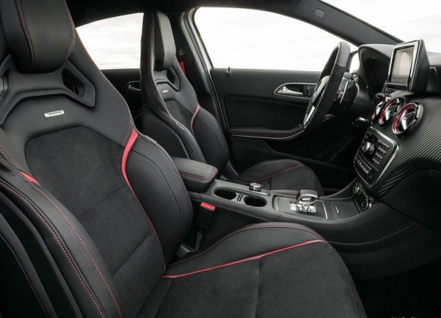 Mercedes-Benz A 45 AMG ön koltuklar ve kabin görünümü