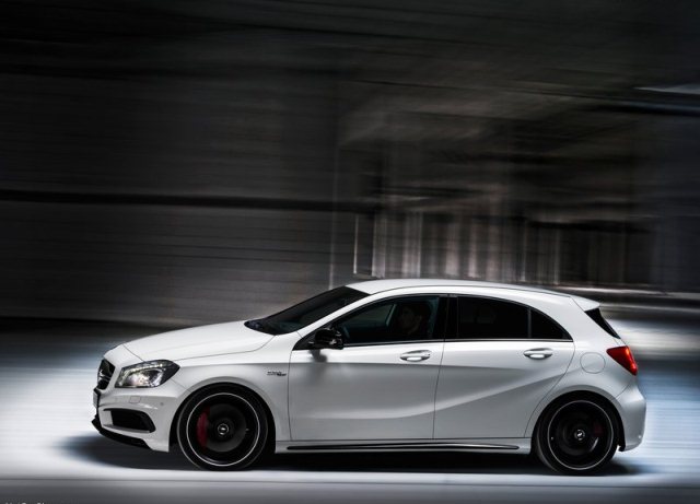 Mercedes-Benz A 45 AMG beyaz gövde genel görünümü