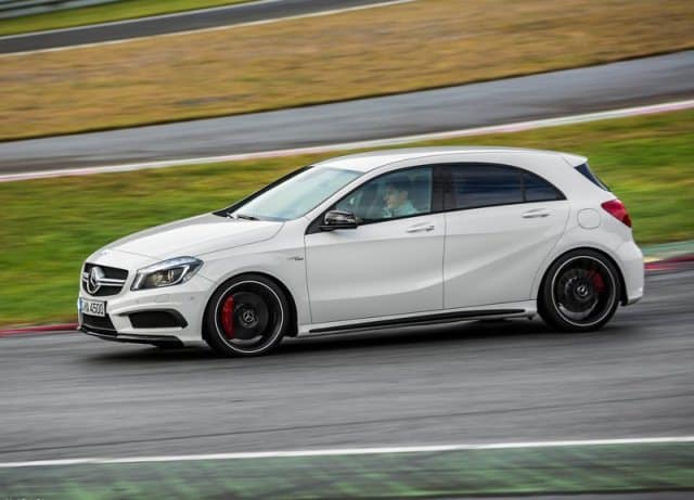 Mercedes-Benz A 45 AMG beyaz gövde yan görünümü