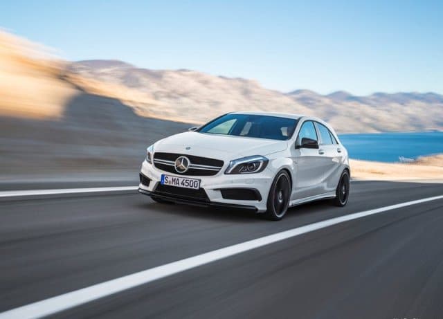 Mercedes-Benz A 45 AMG beyaz gövde ön üç çeyrek yol görünümü