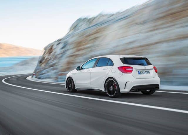 Mercedes-Benz A 45 AMG beyaz gövde arka üç çeyrek yol görünümü