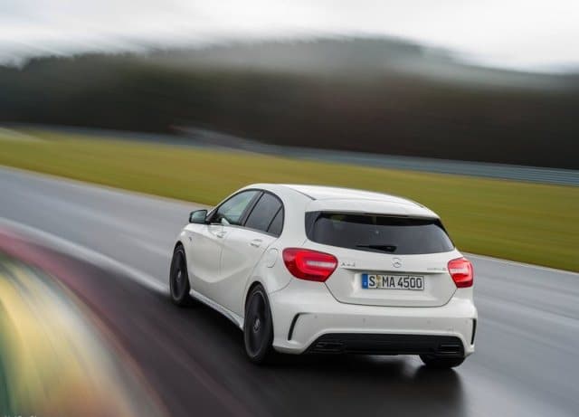 Mercedes-Benz A 45 AMG 4MATIC beyaz gövde arka üç çeyrek sürüş görünümü
