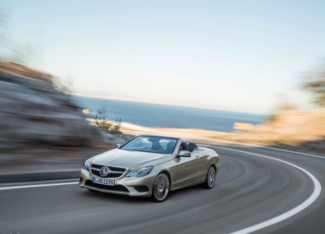 E-Class Cabrio virajda açık tavanlı görünüm
