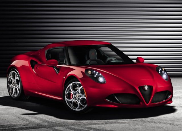 Kırmızı Alfa Romeo spor coupe ön görünüm