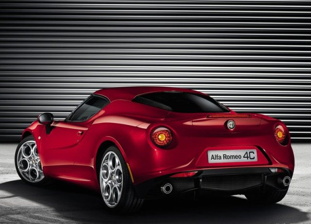 Kırmızı spor coupe arka üç çeyrek görünüm