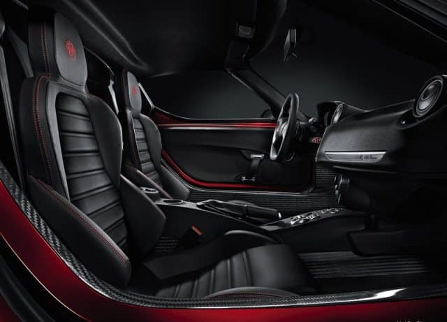 Alfa Romeo 4C siyah iç mekan ve spor koltuklar