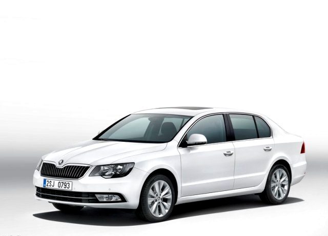 Skoda Superb ikinci nesil makyajlı liftback ön görünümü