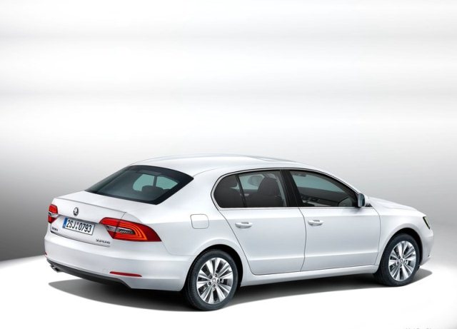 Makyajlı Superb liftback arka tasarımı ve C biçimli stoplar