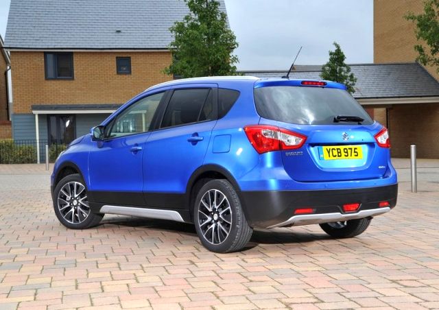 Mavi SX4 S-Cross arka üç çeyrek görünüm